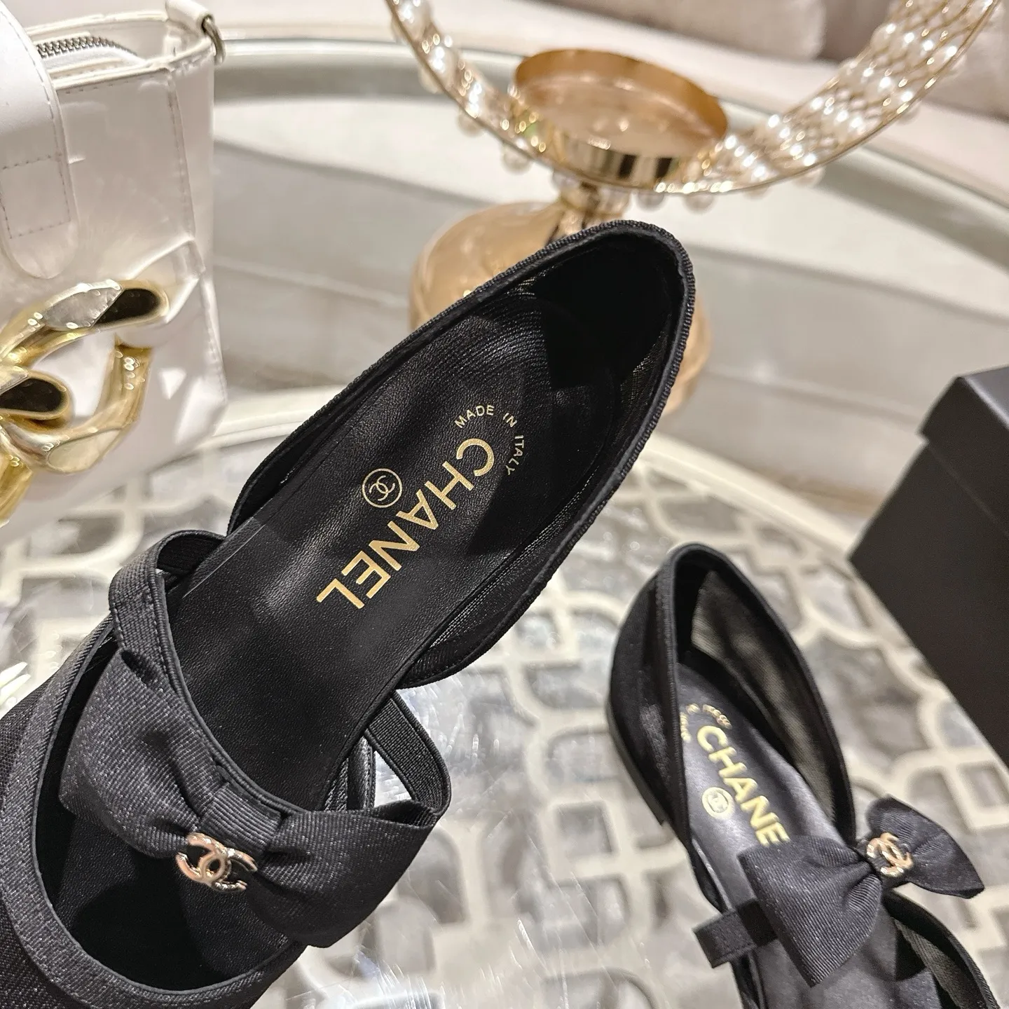 👟👟Ex-factory price 540👟👟 Mesh [purchase-level quality] CHANEL Xiaoxiang 25/A new summer bow-tie shoes 💃 This pair of loafers is really breathtakingly beautiful! Made of cowhide fabric + imported mesh, every detail exudes a sense of high-end ~ classic bow design, Italian genuine leather sole, comfortable and classy on the feet, a perfect must-have for fairies!  🌟 All counters are from the same source! All materials are customized according to the original 1:1, and are developed and patterned from genuine products. The quality is absolutely assured ~ a classic that must be bought every year, a versatile artifact that looks great whether paired with skirts or jeans!  💖 The perfect finishing touch for summer outfits, sisters, just do it! 👉 Fabric: Imported sheepskin Lining: Imported sheepskin Outsole: Private molded outsole Code number: 35-40 (41 customized, non-refundable) Mesh surface